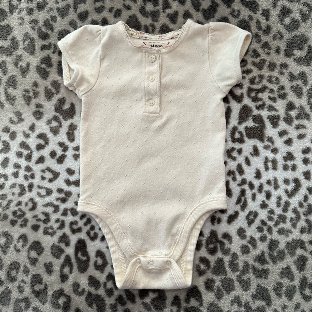 Old Navy Vintage Baby Eyelet Henley Onesie Bodysuit in Cream Size 6-12 Months